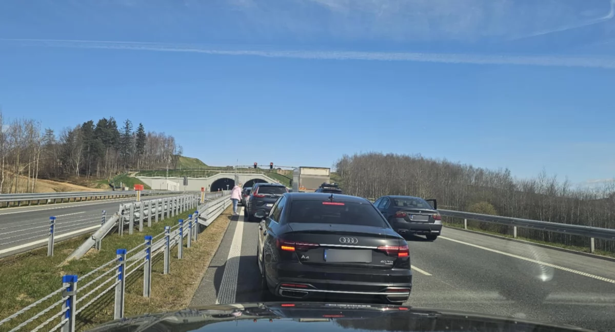 Ostrzeżenia, Zamknięty tunel - zdjęcie, fotografia