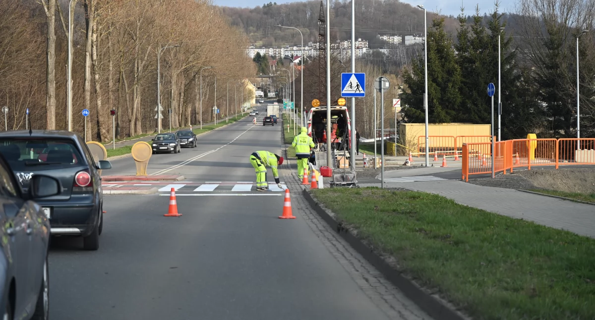 Ostrzeżenia, przejście - zdjęcie, fotografia