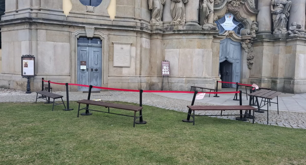 Kościół, religia, Zamknięte wejście krzeszowskiej bazyliki - zdjęcie, fotografia