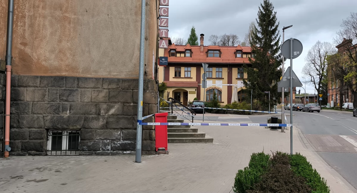 Policja, Policjanci zabezpieczyli budynek poczty Kamiennej Górze - zdjęcie, fotografia