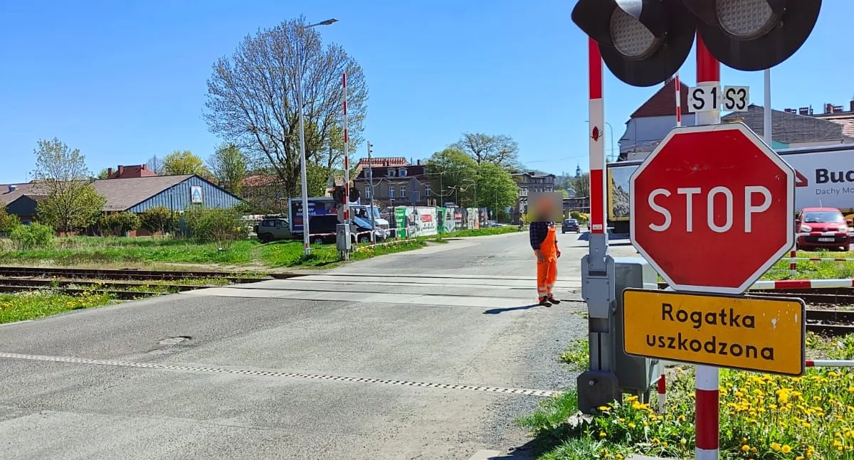 Policja, Uszkodzone rogatki przejeździe kolejowym Kamiennej Górze - zdjęcie, fotografia