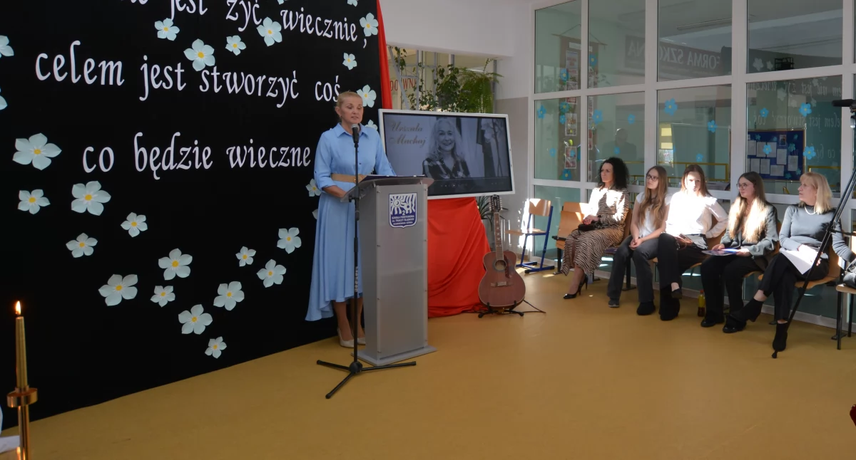 Szkoły, edukacja, Uroczyste odsłonięcie tablicy poświęconej Urszuli Machaj - zdjęcie, fotografia