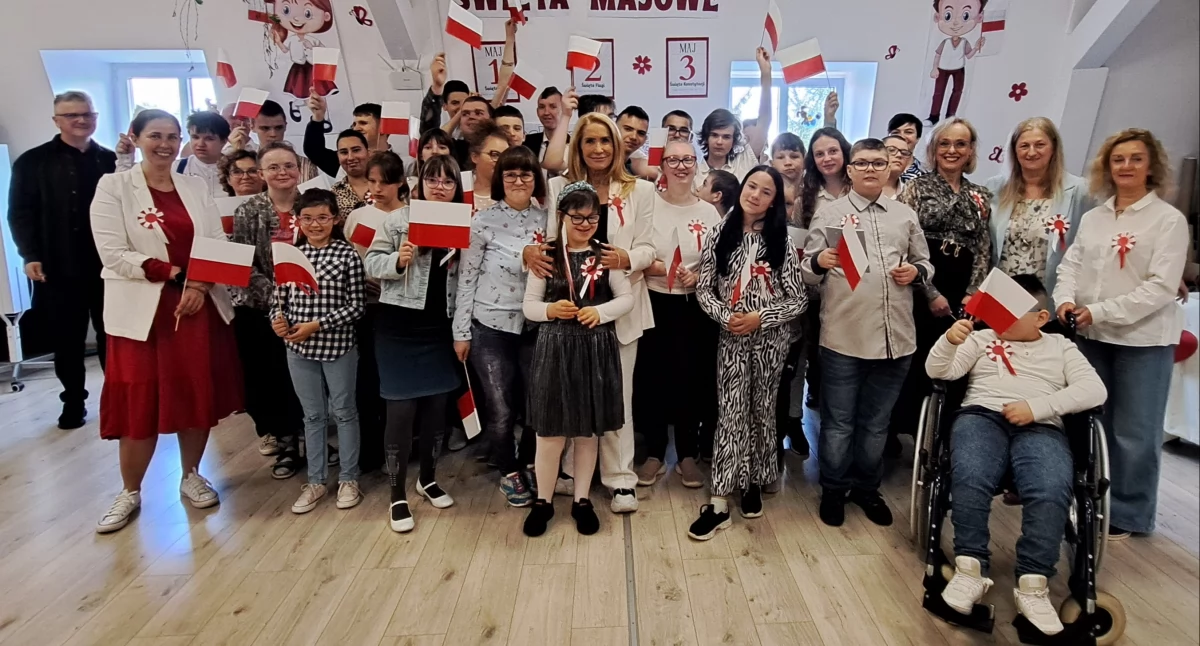 Szkoły, edukacja, Obchody Świąt Majowych Zespole Szkół Specjalnych Kamiennej Górze - zdjęcie, fotografia
