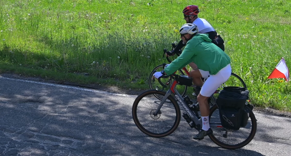 Straż pożarna, Strażak rowerzysta zbiera rowery dzieci - zdjęcie, fotografia