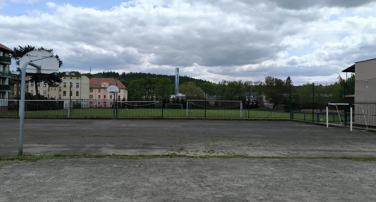 Inwestycje, remonty, boiskach Ściegiennego Kamiennej Górze będzie jaśniej - zdjęcie, fotografia