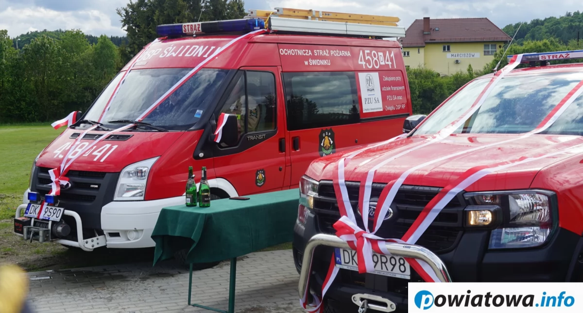 Straż pożarna, Uroczyste przekazanie nowych pojazdów wręczenie odznaczeń - zdjęcie, fotografia