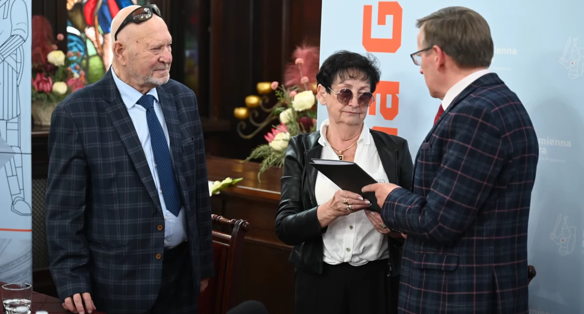 Inwestycje, remonty, Umowa remont basenu - zdjęcie, fotografia