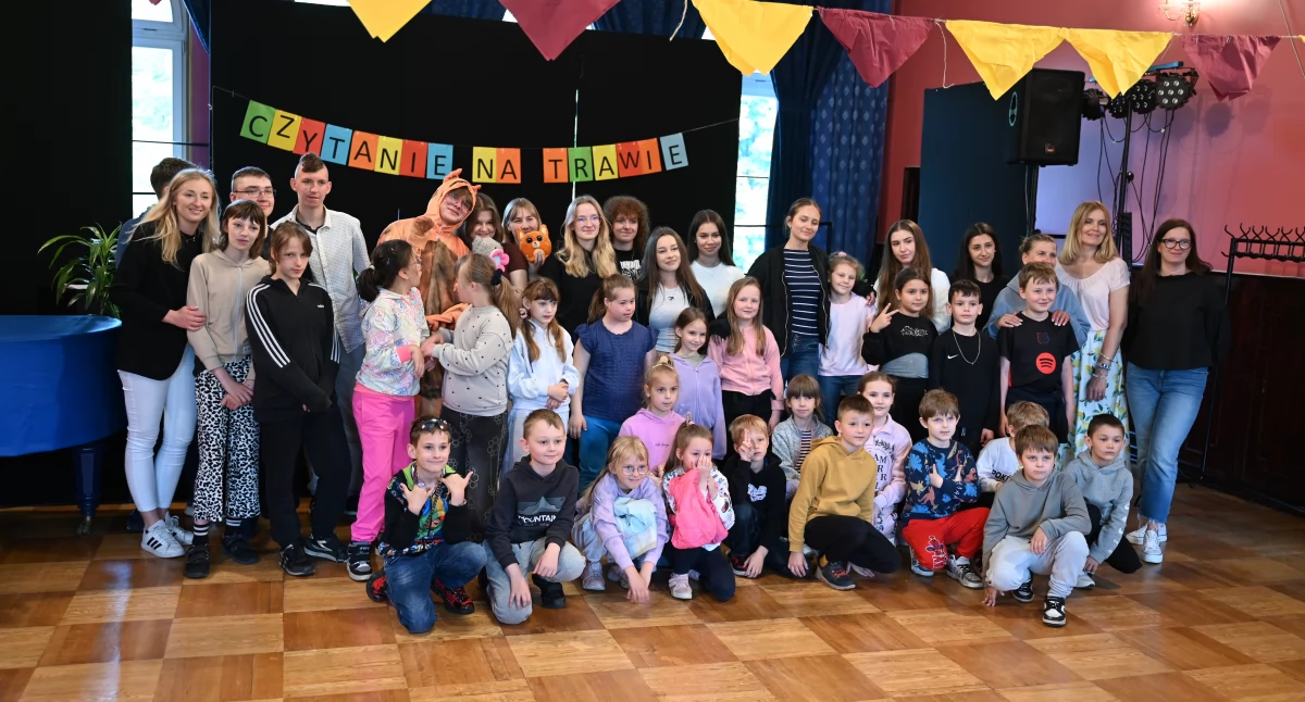 Szkoły, edukacja, Czytanie trawie kamiennogórskim ogólniaku - zdjęcie, fotografia