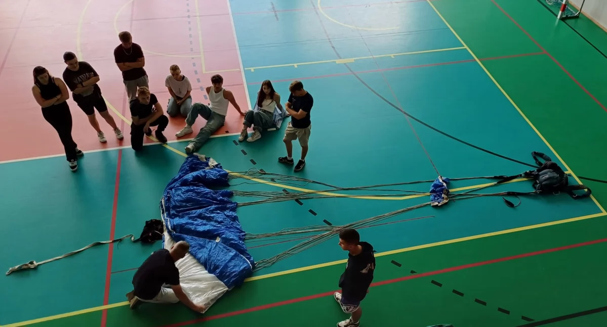 Szkoły, edukacja, Szykują skoków - zdjęcie, fotografia