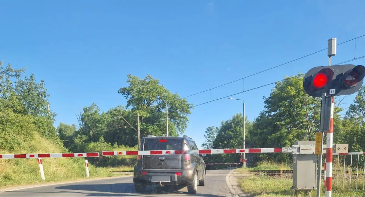 Powiat, Niebezpiecznie przejeździe - zdjęcie, fotografia