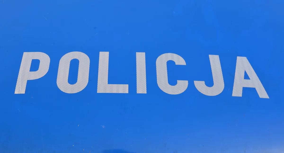 Policja, Próbował ukraść tablicę rejestracyjną oznakowanego radiowozu - zdjęcie, fotografia