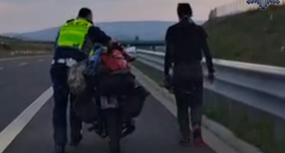 Policja, Policjanci pomogli motocyklistce - zdjęcie, fotografia