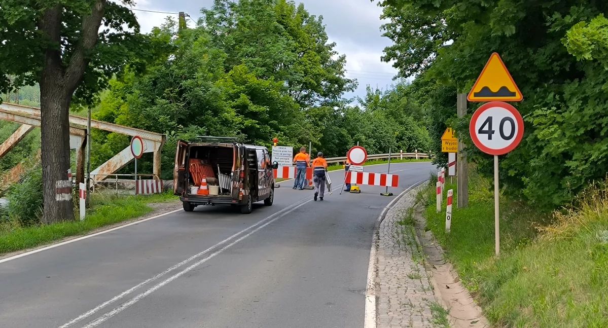 Ostrzeżenia, Przejazd zamknięty przypominamy objazdy - zdjęcie, fotografia