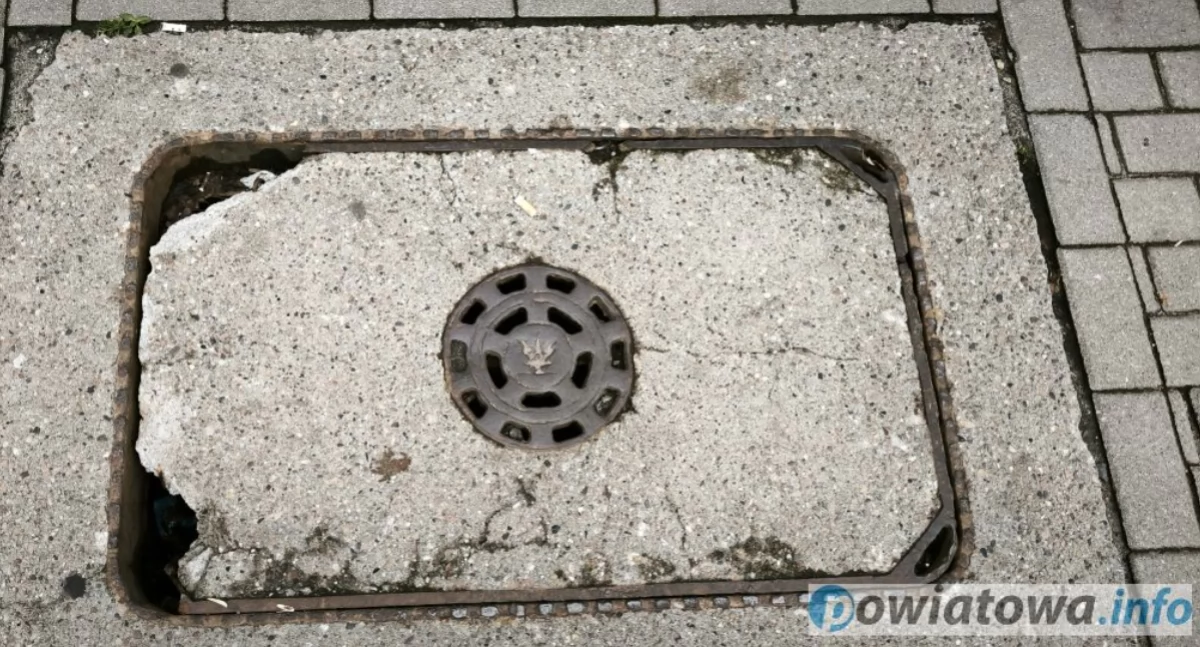 Ostrzeżenia, Spacerując centrum Kamiennej Góry lepiej patrzeć - zdjęcie, fotografia