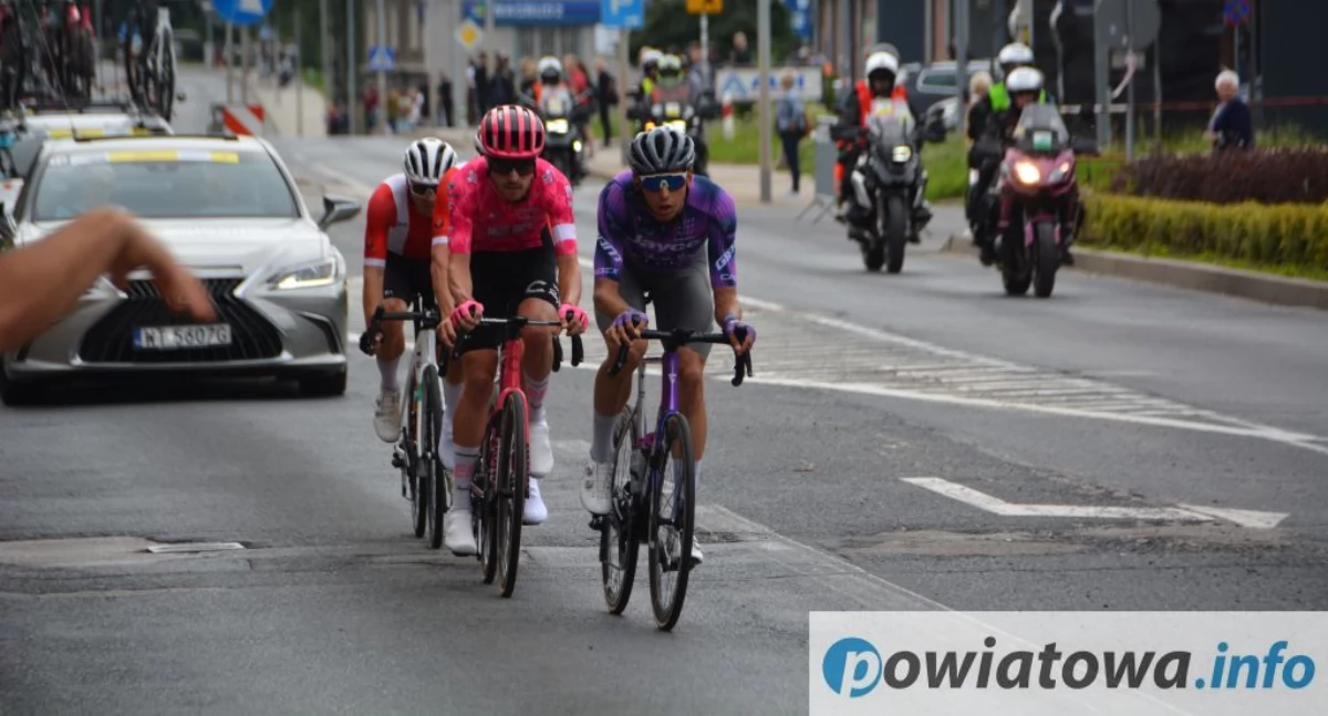 Inne dyscypliny, Peleton jedzie przez powiat kamiennogórski - zdjęcie, fotografia