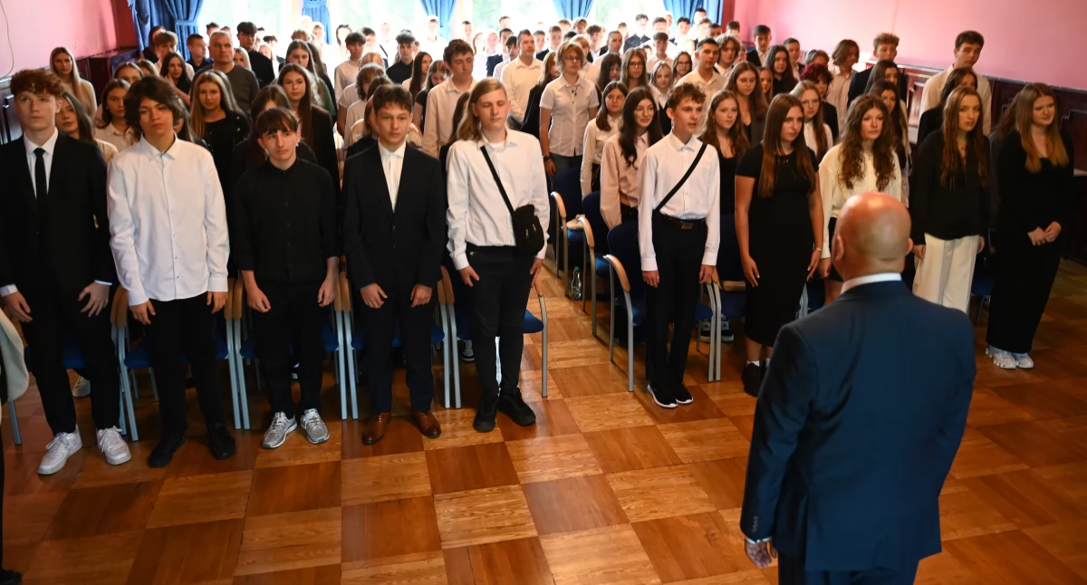 Szkoły, edukacja, Pierwszaki kamiennogórskim ogólniaku - zdjęcie, fotografia