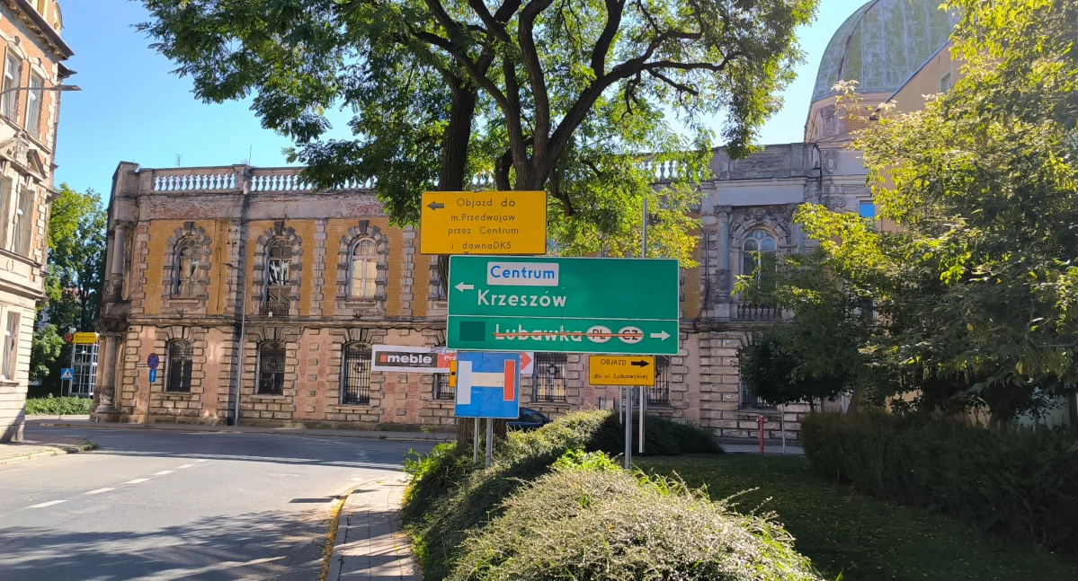 Ostrzeżenia, Bałagan znakami Kamiennej Górze - zdjęcie, fotografia