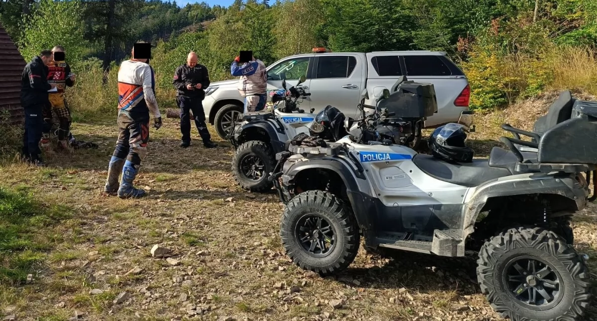 Policja, Policjanci strażnicy leśni patrolowali wokół Lubawki - zdjęcie, fotografia