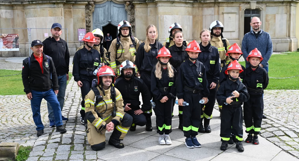 Straż pożarna, Honorowe wejście wieżę krzeszowskiej bazyliki - zdjęcie, fotografia