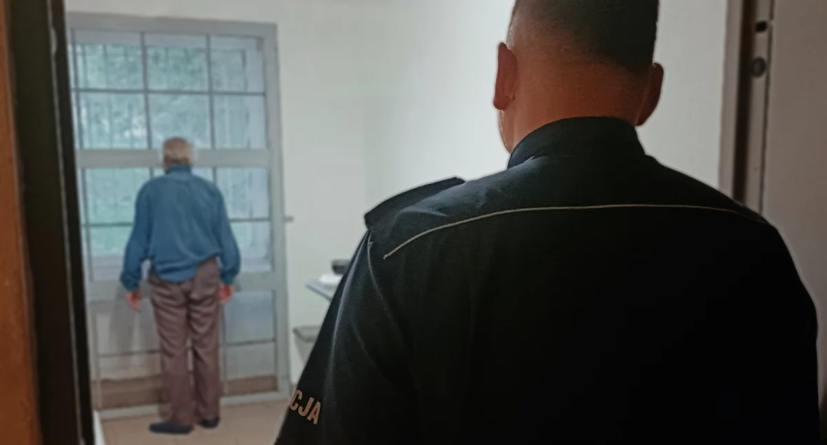 Policja, Miał wielokrotnie ugodzić nożem partnerkę - zdjęcie, fotografia