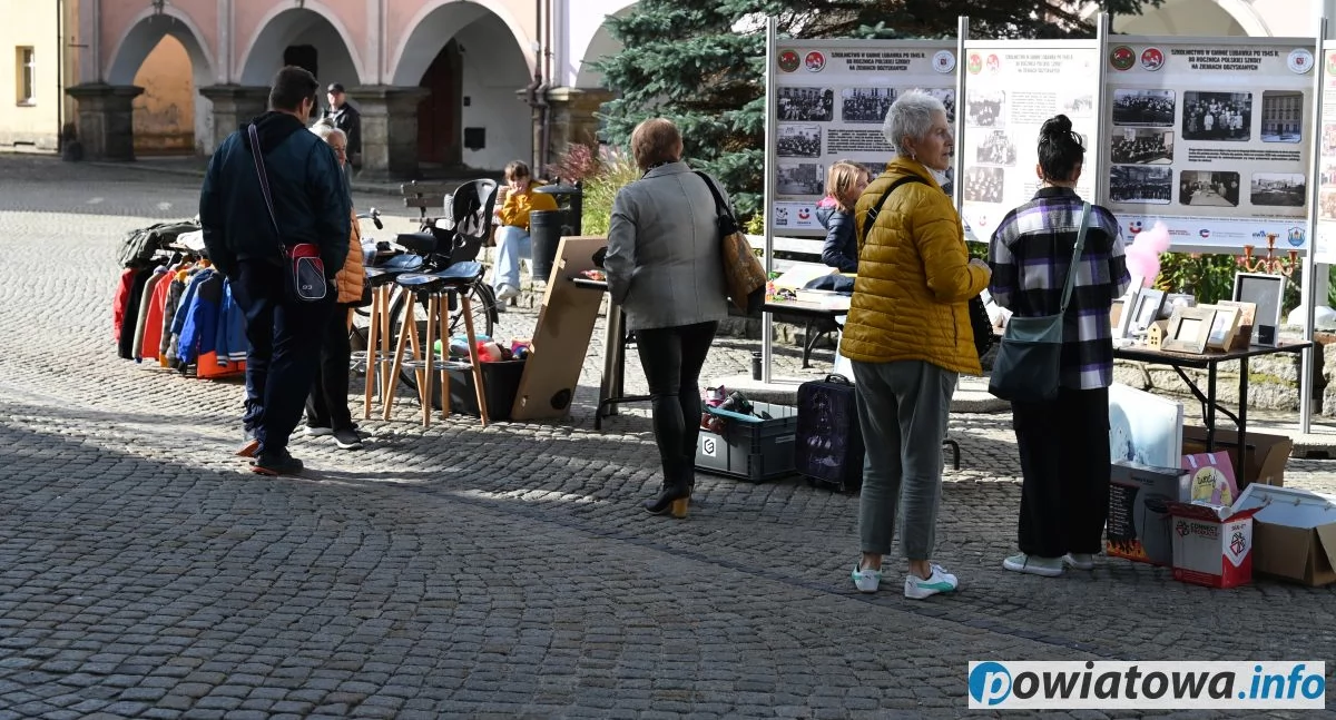 Rękodzieło, jarmarki, festyny, Wyprzedaż garażowa lubawskim rynku - zdjęcie, fotografia