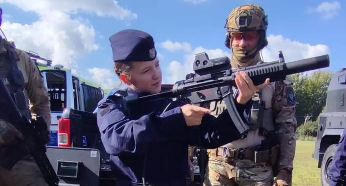 Policja, Uczniowie kamiennogórskiej szkoły wrocławskich policjantów - zdjęcie, fotografia