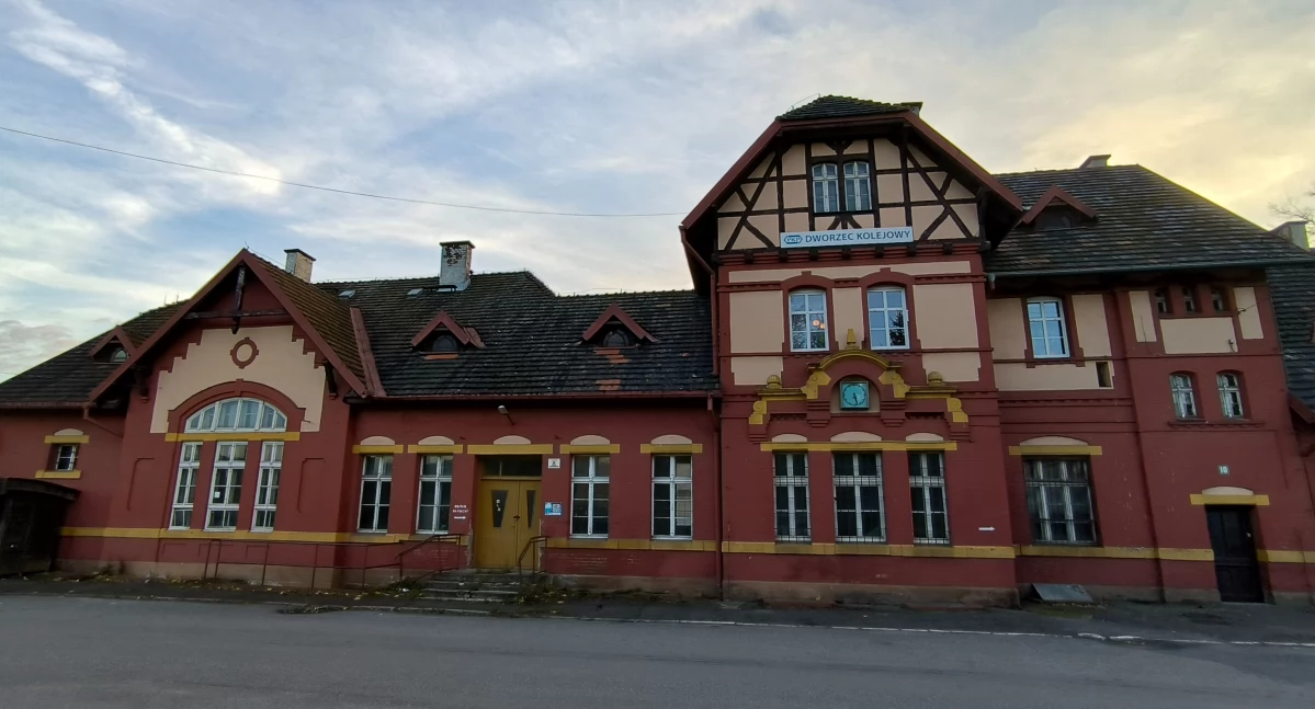 Inwestycje, remonty, Remont dachu byłego dworca Marciszowie - zdjęcie, fotografia