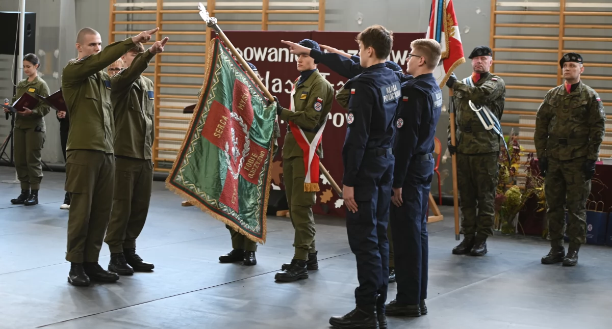 Szkoły, edukacja, Ślubowanie mundurowych kamiennogórskiej szkole - zdjęcie, fotografia