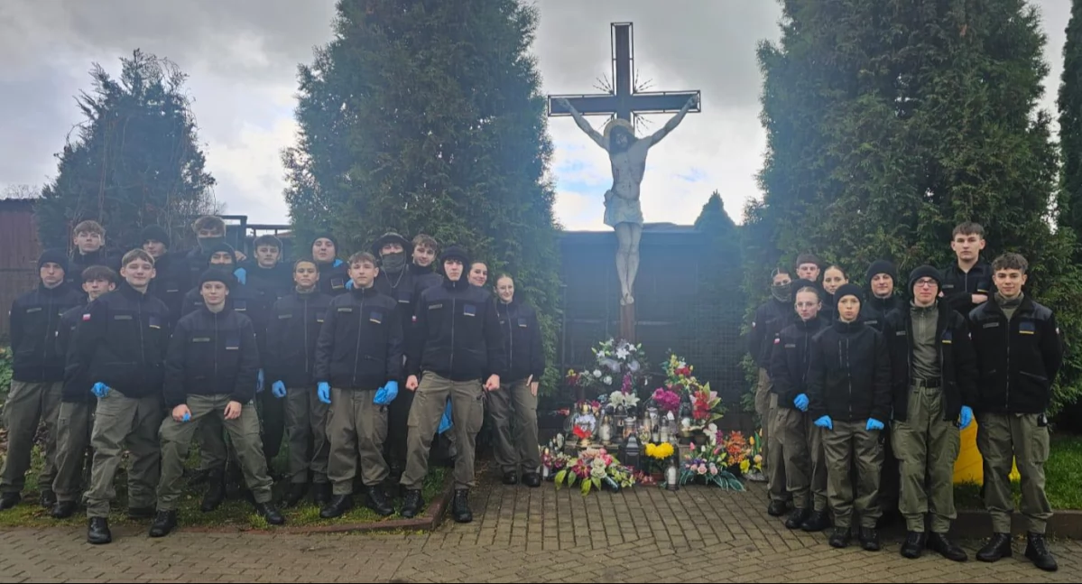 Szkoły, edukacja, Młodzież ZSZiO kamiennogórskim cmentarzu - zdjęcie, fotografia