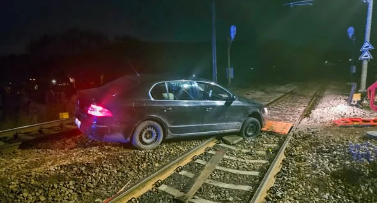 Policja, Skodą wjechał remontowany przejazd zablokował pociągów - zdjęcie, fotografia