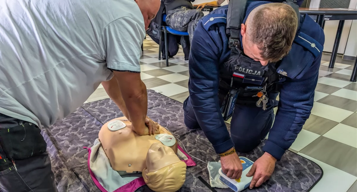 Policja, Pierwsza pomoc kamiennogórskiej komendzie policji - zdjęcie, fotografia