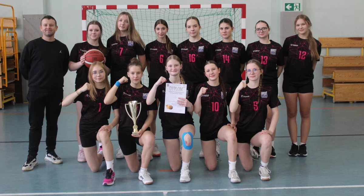 Sport szkolny, Igrzyska Młodzieży Szkolnej koszykówka dziewcząt zawody powiatowe - zdjęcie, fotografia