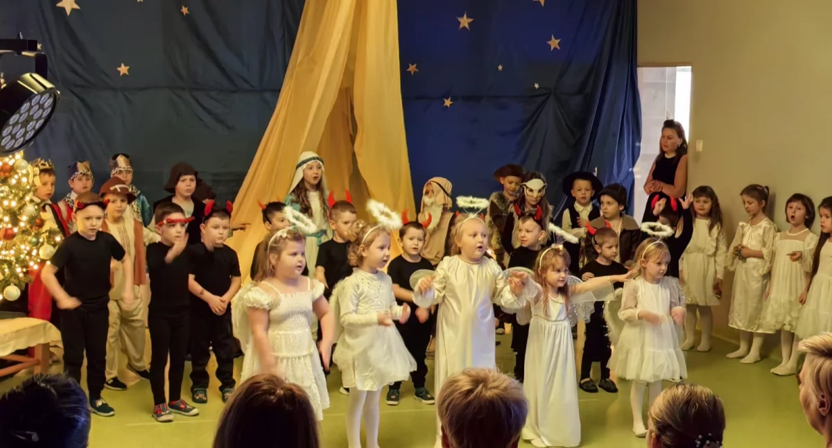 Szkoły, edukacja, Magia świąt Chełmsku Śląskim Wyjątkowe występy przedszkolaków - zdjęcie, fotografia