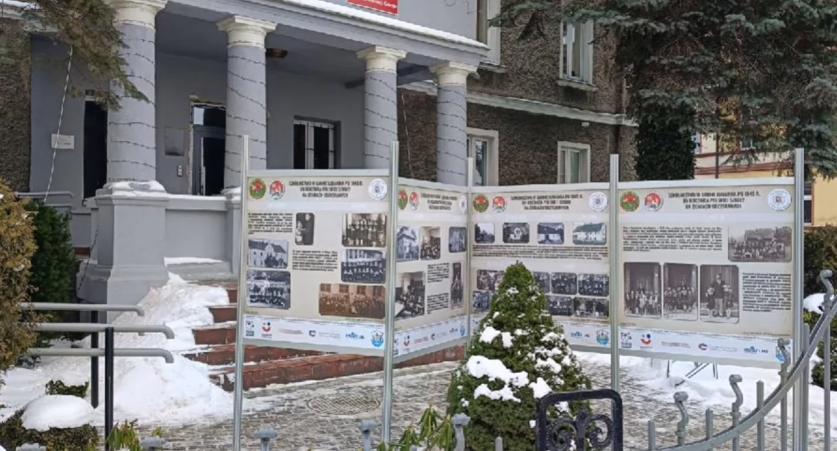 Szkoły, edukacja, Wystawa przed budynkiem starostwa Kamiennej Górze - zdjęcie, fotografia