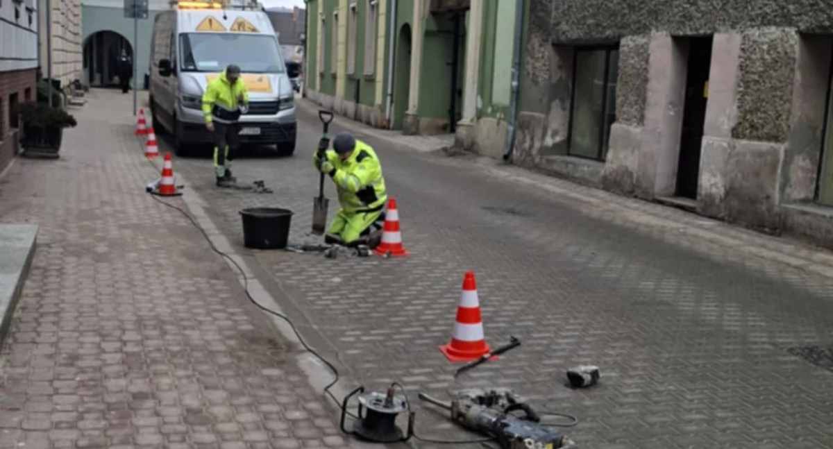 Ostrzeżenia, słupki centrum Kamiennej Góry - zdjęcie, fotografia