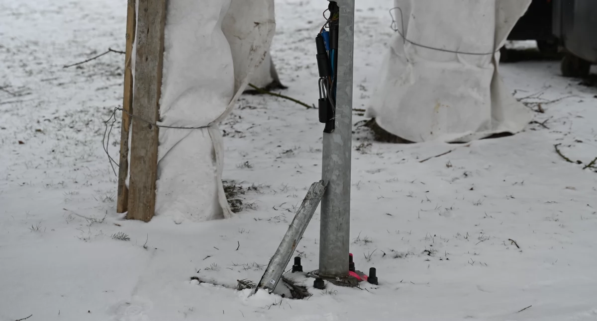 Ostrzeżenia, Niezabezpieczone przewody zalewem Kamiennej Górze - zdjęcie, fotografia