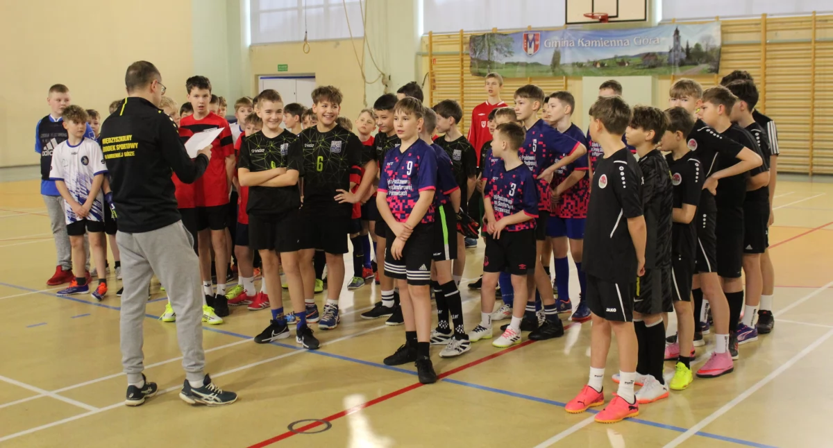 Sport szkolny, Igrzyska Dzieci halowa piłka nożna chłopców finał powiatowy - zdjęcie, fotografia