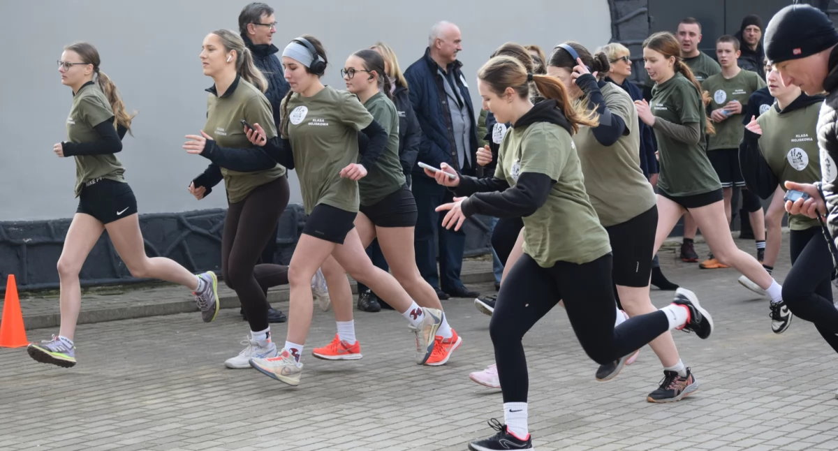 Szkoły, edukacja, Sportowy dzień mundurowych - zdjęcie, fotografia