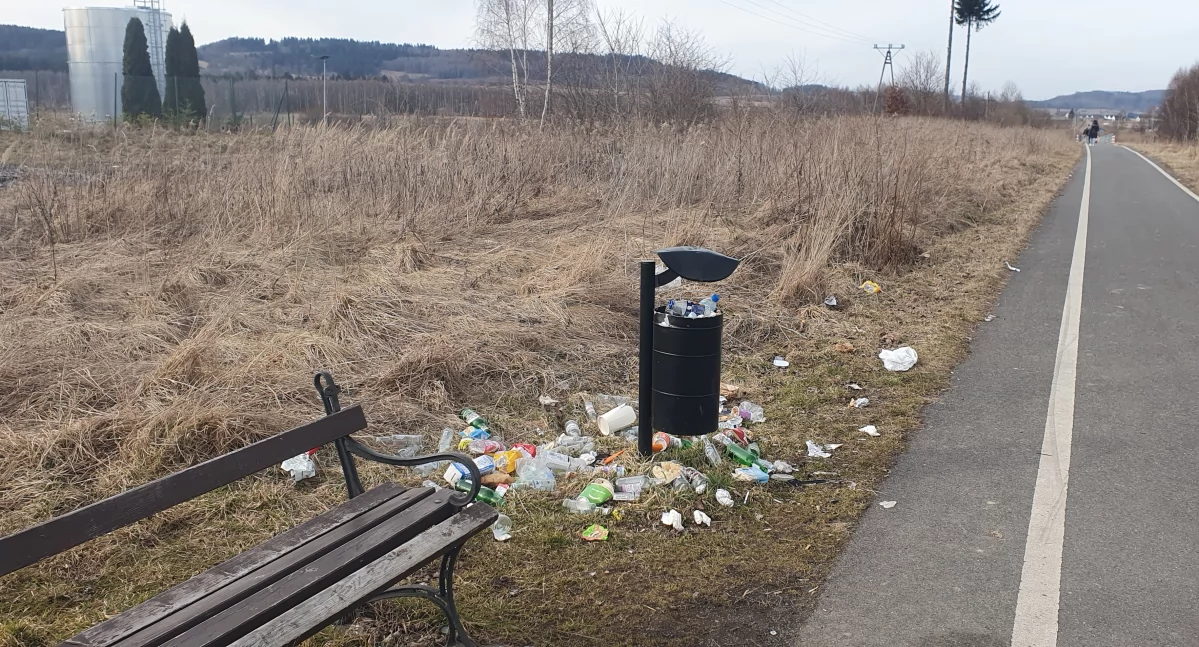 Powiat, Śmieci ścieżce Krzeszowie - zdjęcie, fotografia