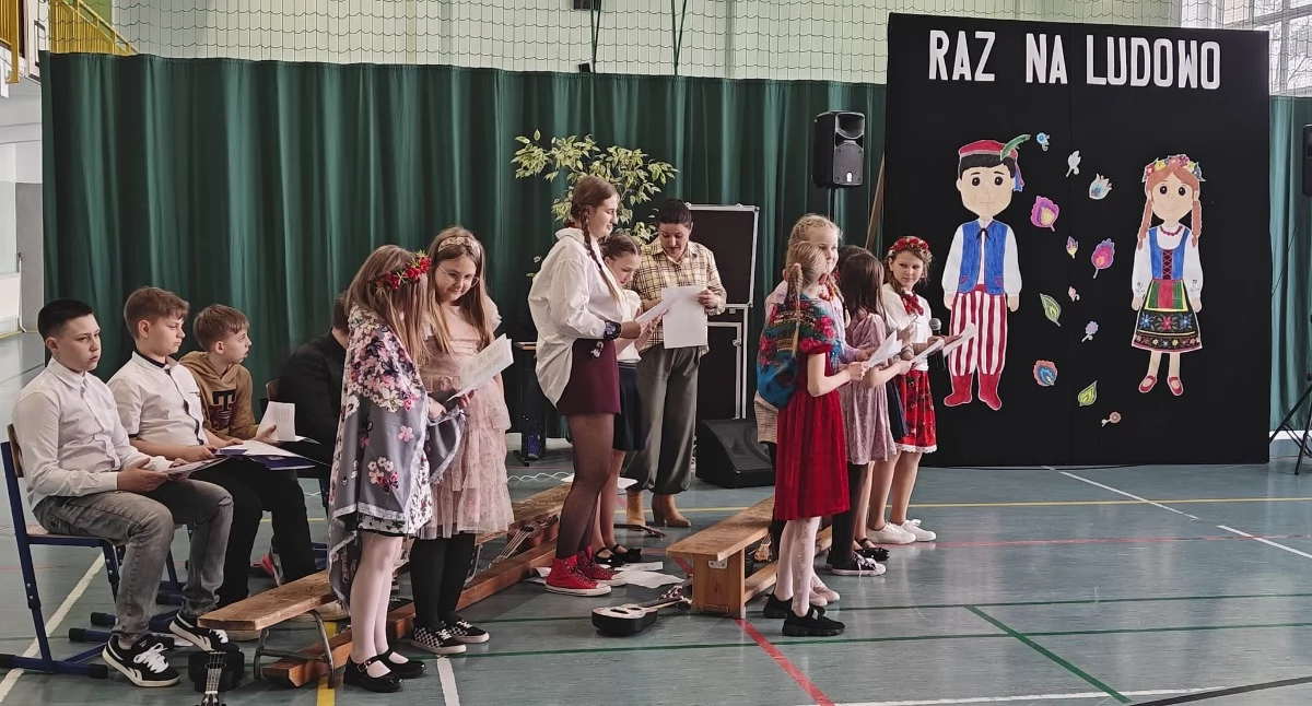 Szkoły, edukacja, ludowo kamiennogórskiej podstawówce - zdjęcie, fotografia