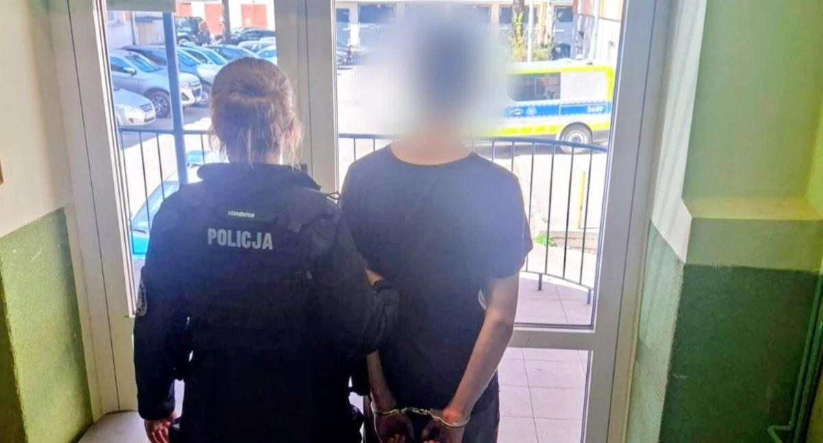 Policja, Zabrał kartę matki wypłacał pieniądze bratu udało - zdjęcie, fotografia