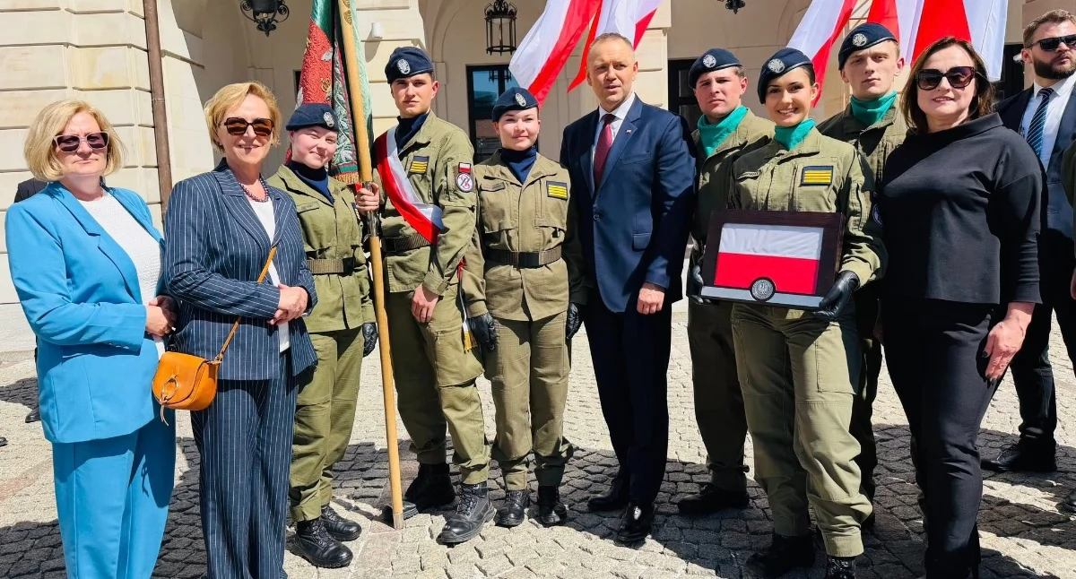 Szkoły, edukacja, Mają flagę prezydenta - zdjęcie, fotografia