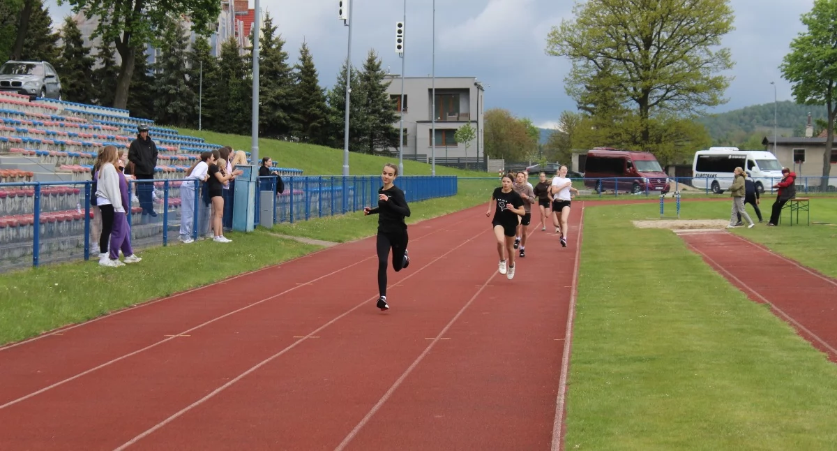 Sport szkolny, Igrzyska Młodzieży Szkolnej lekkoatletyka dziewcząt - zdjęcie, fotografia