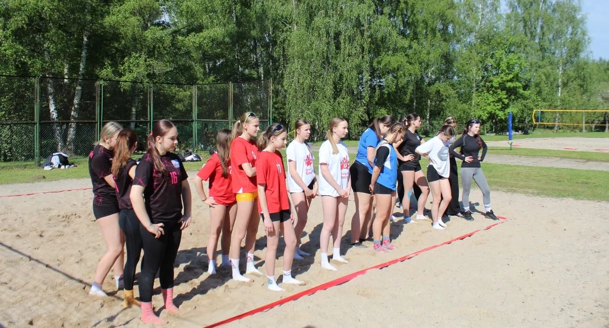 Sport szkolny, Igrzyska Młodzieży Szkolnej piłka plażowa dziewcząt zawody powiatowe - zdjęcie, fotografia