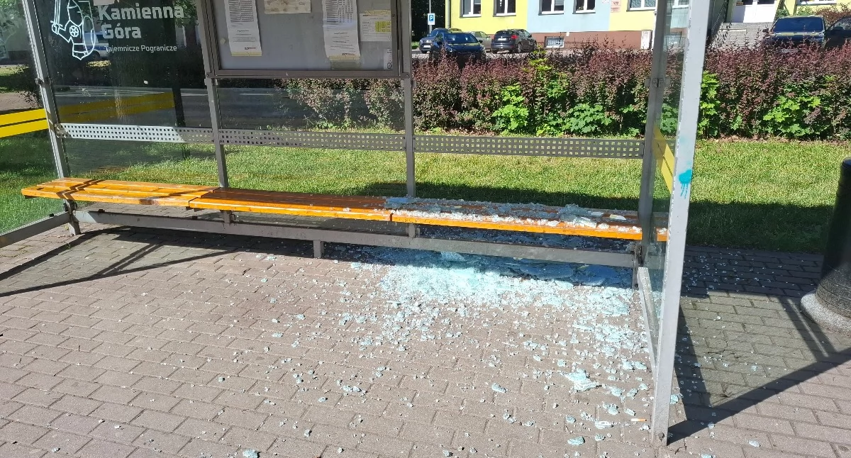 Ostrzeżenia, Zniszczona wiata - zdjęcie, fotografia