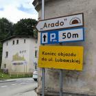  Na wysokości wejścia do podziemi Arado kierowcy informowani są o końcu objazdu do ul....