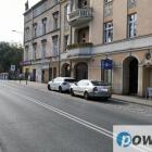  Na ul. Papieża Jana Pawła II od strony ronda nie ma informacji o znaku. 
